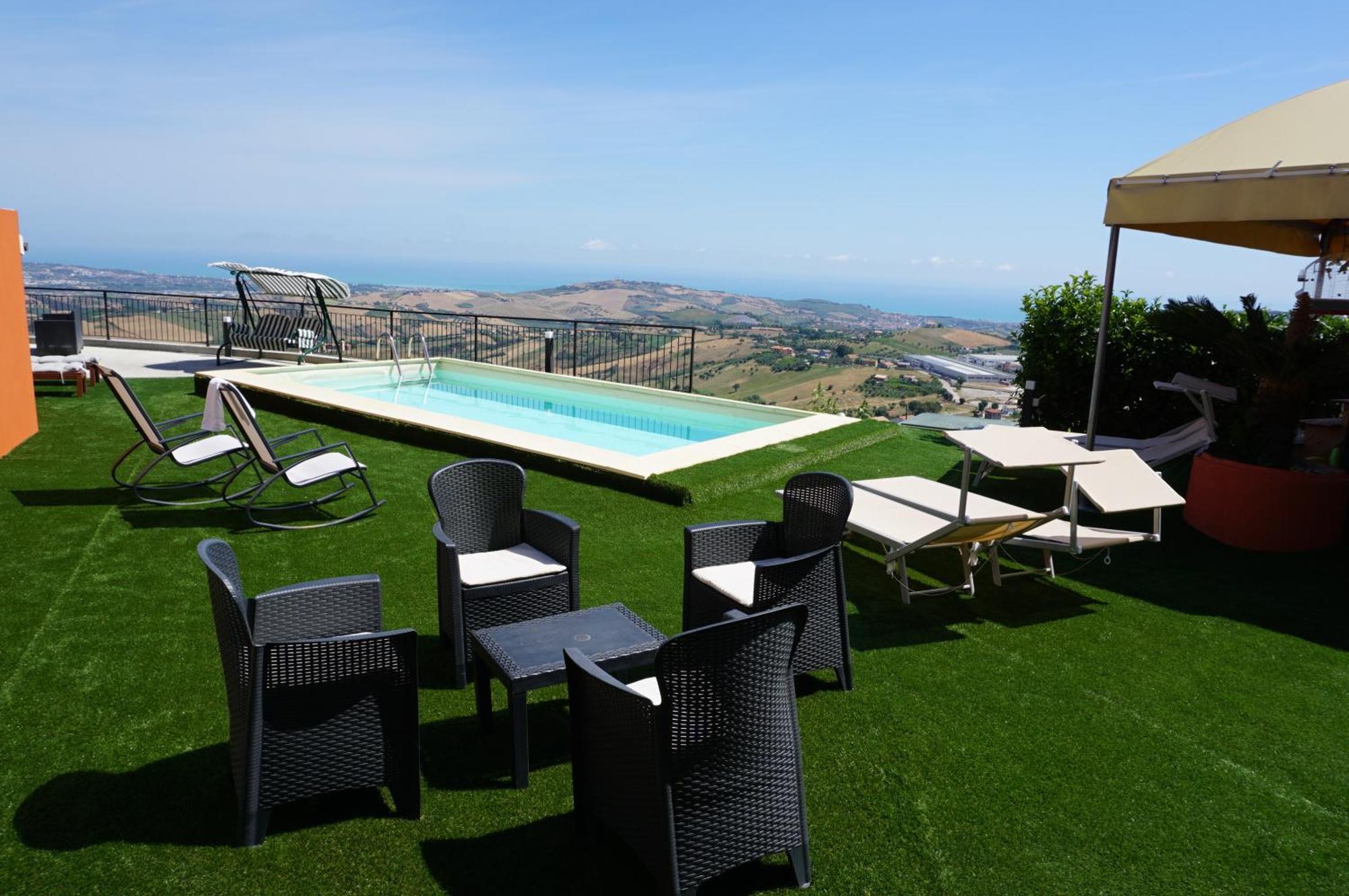 La Terrazza Motta Bed & Breakfast Atri Exterior photo